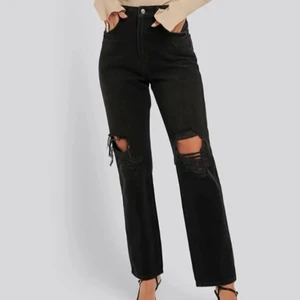 straight jeans - Jättesnygga raka svarta jeans med hög midja från NA-KD. Storlek 34, passar XS (möjligen S också). Byxorna är välanvända men i bra skick i och med kvalitén. Säljer endast för att de blivit för små. Köpta för 400kr ungefär. Köparen står för frakten. 