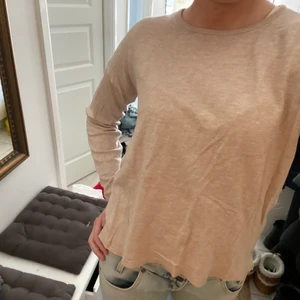 Beige tröja med dragkedja på axlarna - Säljer denna fina tröjan i färgen beige med dragkedja på axlarna. Den har även en form av ”slits” som ni ser på andra bilden längst ner av tröjan 💘💘