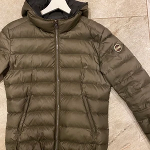 Colmar jacka - Min favorit jacka som tyvärr blivit för liten. NYPRIS: 4999KR! Har haft den i ett år, väldigt bra skick. Använd som höst-vinter jacka!!Hör av er vid frågor😃 Italiensk storlek (42) motsvarar storlek 36💓💓