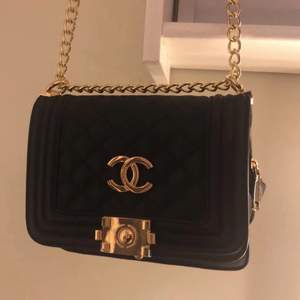 Snyggaste väskan i sommar! Oanvänd fin svart Chanel väska, ej äkta, mkt fint skick! Fler bilder kan skickas vid intresse. Skickar spårbart 66 kr, köpare betalar. 