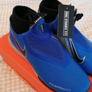 Inomhus fotbollsskor (nike) storlek 40 - Ett par oanvänd fotbollskor i storlek 40.