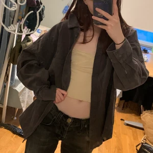 Corduroy overshirt - Oversized skjort-jacka typ. Snygg över små tröjor o linnen! Färgen e lite oklar, skulle säga brungrå. Från H&M😵🤎bra skick!