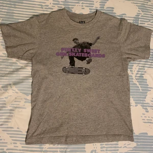 Cool oversized tisha med tryck! - Skitball oversized skatertröja! Från kvinnoavdelningen i Uniqlo men passar lätt alla kön. Jättebra skick🛹 passformen beror på storleken du bär. 