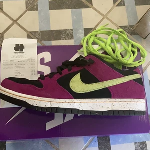 Nike sb dunk low ACG terra red plum - Fick dem i julas och har använt dem typ 2 gånger utomhus så dem är i väldigt bra skick. Strl: 42,5, US 9. Kommer med original lådan och också med extra neongröna skosnören som jag fick med skorna. Priset är inte helt satt