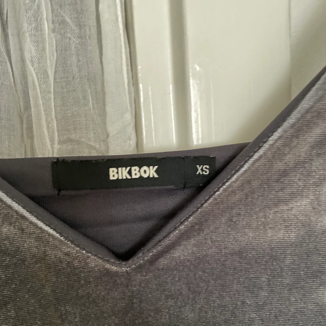 Grå silver glansig klänning  - 90