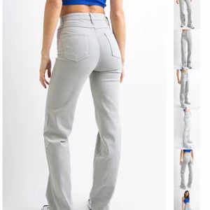 Ljusgrå jeans från madlady - Säljer nu mina super snygga ljusgråa jeans ifrån madlady i strl 32/32. De är köpta för ca 2 månader sedan för 549kr men säljs nu då dem bara används ungefär 2 gånger och är i jättebra skick☺️Kontakta mig privat ifall du har några frågor om dem eller om du vill ha flera bilder. 