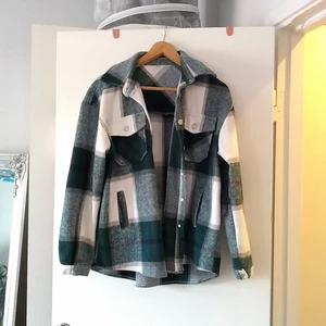 Grönrutig jacka  - Storlek medium. Rutig i grönt. Jacka från Shein.