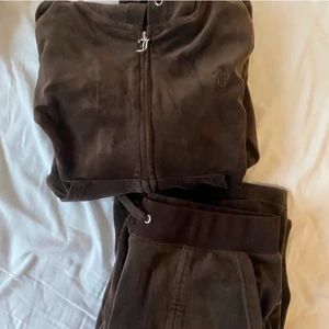 juicy set - bruna juicy byxor använt kanske 5 gånger säljer då jag knappt använder de längre (lånad bild) koftan säljs också 500 kr styck