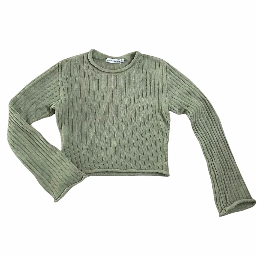 Olivgrön stickad tröja från Anna Holtblad, köpt secondhand, mycket bra skick 💚🐊. Stickat.