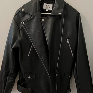 Skinnjacka NAKD X Linn Ahlborg - Superfin skinnjacka som tyvärr inte kommer till användning. Använd men i superfint skick! ☺️