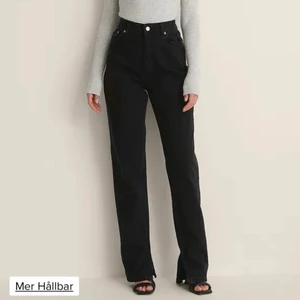 Jeans med slits - Jättefina jeans som jag aldrig har använt. Frakten ingår i priset💕