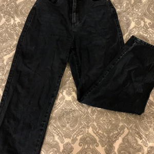 Högmidjade jeans  - Ett par högmidjade mörkblåa vida jeans från h&m. Jeansen är i storlek 32 men skulle säga att det passar 34 också. 