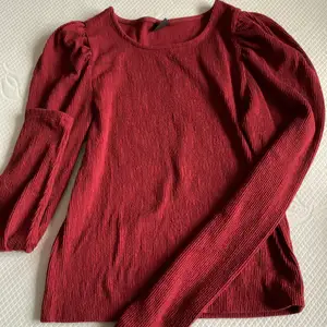 Skön röd tröja från Gina. Har lite puff på ärmarna. Super fint skick. Storlek M men den är liten så skulle säga S