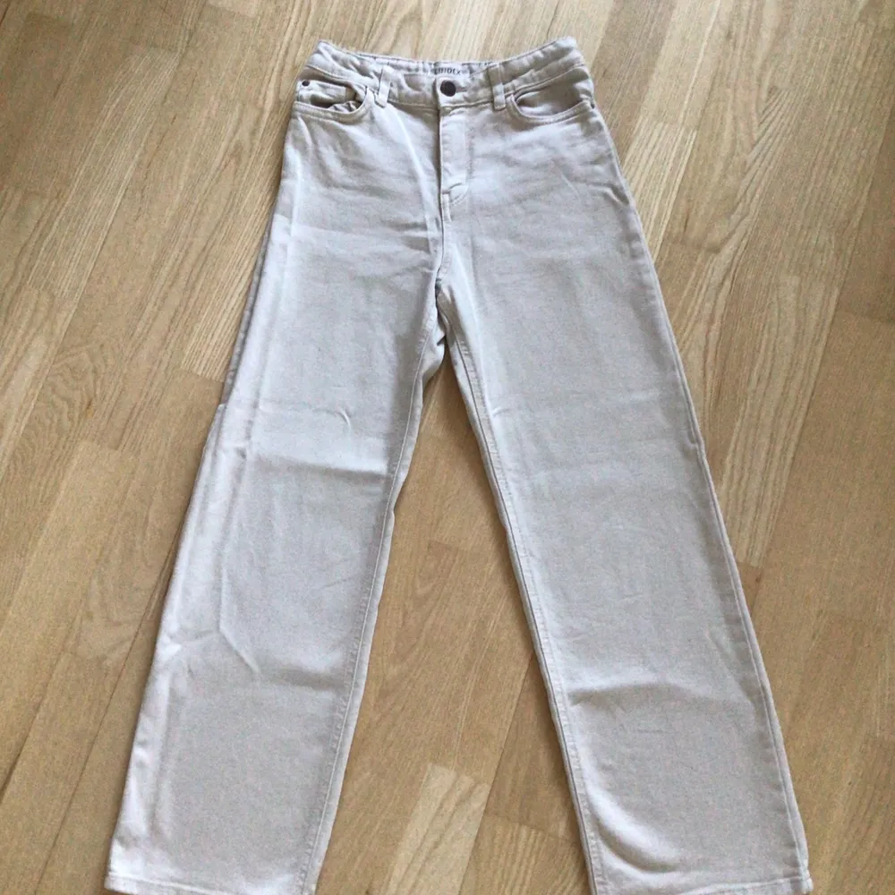 Jag säljer ett par beiga Wide jeans från Lindex💗. Jeans & Byxor.