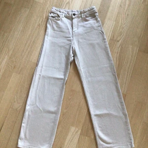 Beiga wide jeans - Jag säljer ett par beiga Wide jeans från Lindex💗