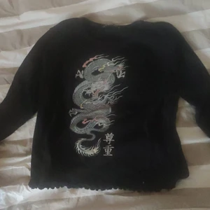 Draktröja - En långärmad svart tröja med draktryck från new yorker. Säljer för ja inte använder den längre. Storlek mer åt M. Skriv om fler bilder eller köpa, spårbar frakt💞