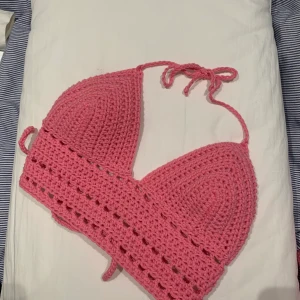 Virkad topp - assnygg topp som är egenvirkad 💘 så fin nu till sommaren! Den har snörning i ryggen och i nacken så den är justerbar, därmed skulle jag säga att den passar typ XS-M. Vid frågor eller intresse är det bar