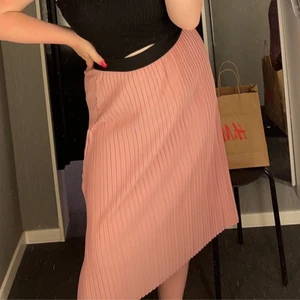 Kjol  - säljer den somriga kjolen för att jag aldirg har använt den och den ligger bara här hemma. ordinarie pris 199kr och säljer den   till och börja med för 40 kr, sen går det alltid att diskutera priser. Fraktkostnad diskuteras med. 