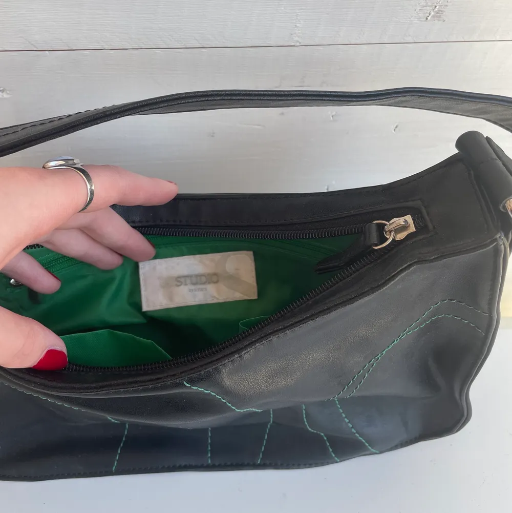 Så fin väska med gröna detaljer. Både på utsida och insida 🤍 Perfekt för att ge en outfit lite extra färg och detalj! Superbra skick och storlek. Den gröna färgen framkommer bäst på bild 1.  Frakt 66kr. . Väskor.