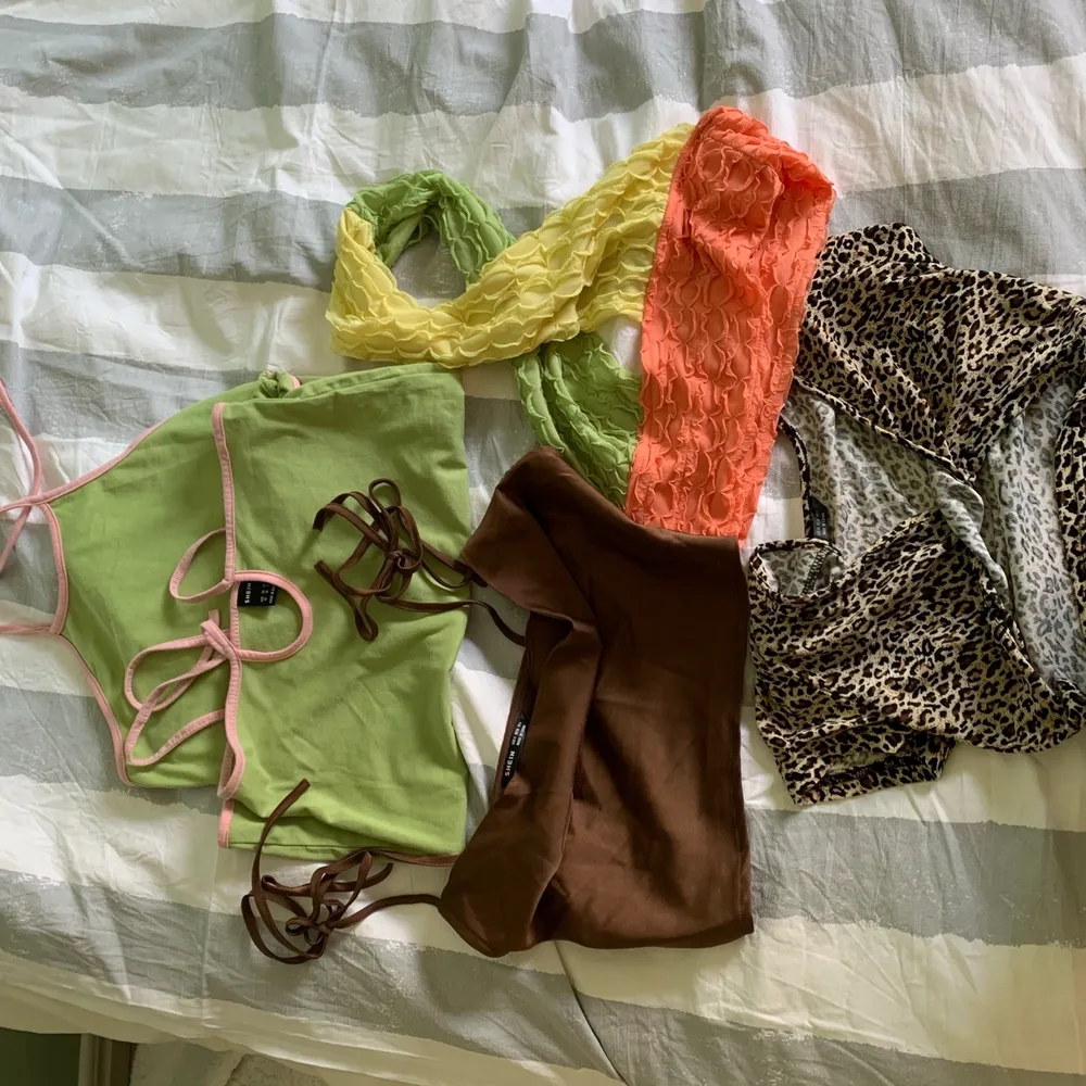 Säljer 3 toppar och ett set från shein (titta övriga annonser för att få bilder på resten av plaggen). Alla toppar förutom det gröna setet är i XS men superstretchiga så passar även upp till M. Gröna setet är mer i S. Alla plagg för 120kr eller topp = 30kr och setet = 40kr. 💓✨. Yläosat.