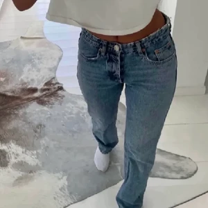 Zara mid rise - Zara mid Rise jeans använda en gång, säljs då de har blivit för stora. Storlek 38 men hade kunnat passa någon med storlek 36-40 beronde på önskad passform 💝 ( första bilden är lånad) 
