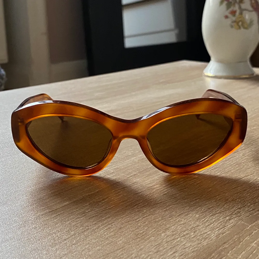 Säljer mina Chimi x Elsa Hosk solglasögon då jag inte har användning av dom längre. Har använt dom max 5 gånger och sedan har dom bara legat i min byrå. Inga repor eller något sådant på självaste glasögonen, kommer med alla tillbehör som fortfarande ligger i plast. Köparen står för frakten men kan även mötas upp i Malmö! . Accessoarer.