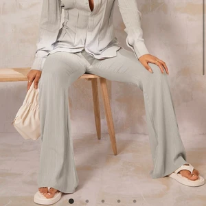 Långa byxor i färgen sage! - Sage green textured stripe pocket flared trousers från PLT i strl 12 men som är mer strl M! I nyskick och möte antingen i Sthlm eller frakt på 45kr💕