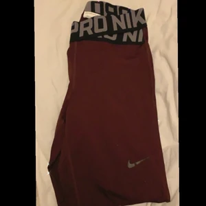 Nike byxor  - Jätte fina Nike träningsbyxor som är oanvända säljer för har ej någon användning av dom💞