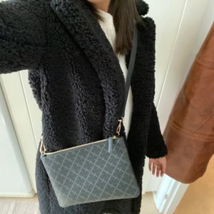 Lång Teddy kappa - Varm och lång Teddy kappa från Vero Moda. Den är super fin och i väldigt gott skick