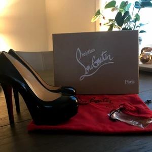 Christian Louboutin, höga lackskor - Jag köpte dessa i Christian Louboutin's butik i Genève där jag bodde då. De är använda högst 3 gånger och då är det endast på matta kag haft dem (opera, eller mode visningar). Jag köpte dem för chf 1'100:- vilket är cirka sek 10'500:-. 