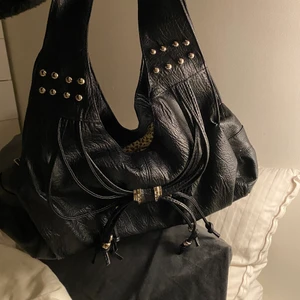 Väska  - Säljer denna skitsnygga väska, köpt på secondhand men kommer till användning. Frakt tillkommer ❤️‍🔥