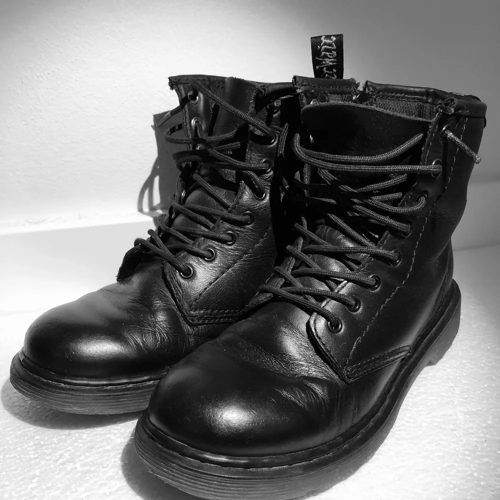 Dr Martens kängor. Svarta i skinn med dragkedja på insidan av kängan. Fodrade. Fint skick. Stlk 34-35. Skor.