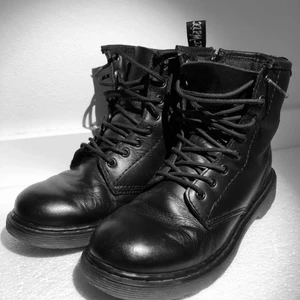 Dr Martens kängor  - Dr Martens kängor. Svarta i skinn med dragkedja på insidan av kängan. Fodrade. Fint skick. Stlk 34-35