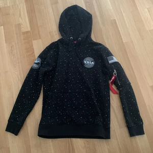 Alpha industries hoodie  - Hoodien är i ett mycket bra skick. Har haft den i ca 1 år. Storleken är small.