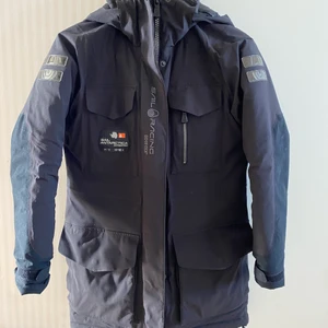 Sail racing glacier bay jacka strl S - Har en sail racing jacka i modellen glacier bay i strl s, i fint skick! Bara den men hänger jackan i är lite sönder. 