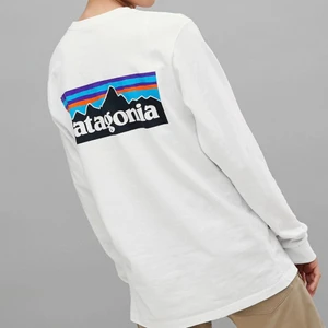 Patagonia long sleeve - Säljer denna snygga long sleeve från patagonia. Storlek S unisex. Använd 3 gånger, väldigt bra skick!❤️ Fraktkostnad tillkommer.