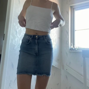 Perfekta jeanskjolen - Har tyvärr blivit lite liten på mig men annars är det en superfin jeanskjol från Zara som passar till allt!