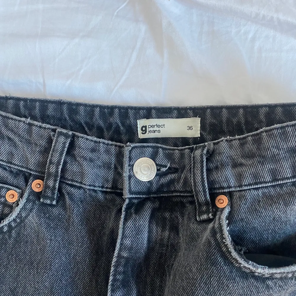 Super fina gråa jeans i bra skick💕 Andvänd fåtal gånger och säljs pågrund av fel storlek. Köptes för 599kr och säljs för 250kr✨ Skulle säga att de passar både en 34 och en 36. Kontakta mig för fler bilder eller diskussion om pris.. Jeans & Byxor.