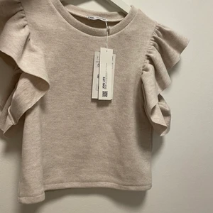 Volang topp - Jätte söt topp ifrån Zara. Helt ny och oanvänd 