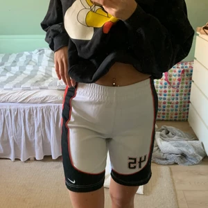Nike shorts - Nike shorts köpta second hand, jag är en M i byxor o dom sitter lite för tajt på mig så skulle säga att dom är XS/S. 💓✨ (jag är osäker på vad frakten är för alla plagg förens jag gått o köpt paket osv så konstnaden för det på annonsen är inte 100% säkert att det stämmer) 
