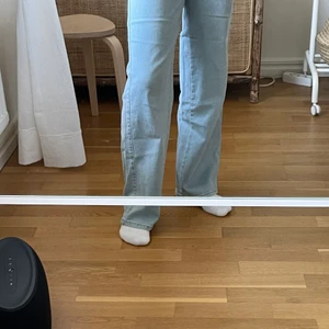 Raka jeans - Raka ljusa jeans från Madlady. Sparsamt använda och inga synbara defekter. Skriv vid intresse eller frågor! Köpa gärna direkt<3