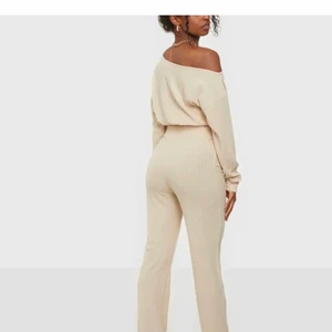 SET - super fint set från Nelly i ljus beige. Sista bilden är bara för att visa modellen. Lite nopprigt, skriv för fler bilder💖