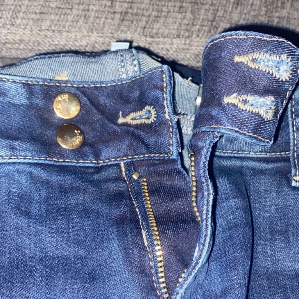 Säljer dessa ursnygga MET-jeans. Köpta för 2500 kr på fiorucci i Göteborg. Säljes för billigt pris på grund av att dragkedjan är trasig, behöver fixas en ny. Storlek 32 (passar någon med S/M, lågmidjade).. Jeans & Byxor.