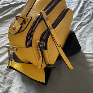 Säljer min älskade gula väska som jag har haft på mig nästan varje dag på sommaren!!! Den har inga hål i sig elelr något likadant 
