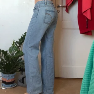 Ljusa jeans - Ljusa jeans från märket flash i fint skick förutom knappen som är lite lös. Tunt skönt material som är najs på sommaren🙌🏻 Modellen är lågmidjad och straight, sitter bra på mig med w32 och storlek 40 i byxor. 