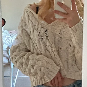 Stickad tröja - En beige stickad tröja från NA-KD
