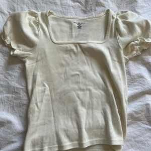 Brandy melville t-shirt  - Snygg tröja från brandy melville. Knappt använd och toppen är i one size. 