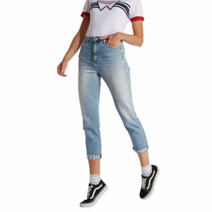 Wrangler Momjeans Retro Slim - Härliga mom jeans från Wrangler i god kvalitet. Uppvikta i ankeln. Passar S. W30 L32. Retro slim
