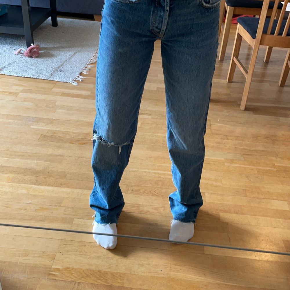 Jätte populära mid rise straight jeans från Zara i stl 32. Jag har klippt av precis vid sömmen läsgst ner men dom är fortfarande väldigt långa. Har bara använt dom en gång så dom är som helt nya. Skriv gärna privat om ni undrar nåt🤩💗. Jeans & Byxor.