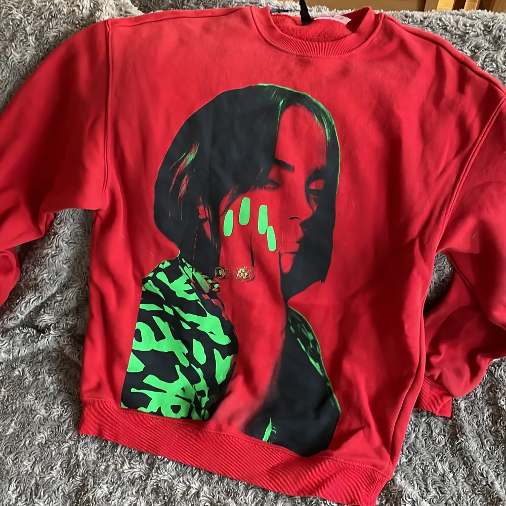 Billie eilish tröja från hm som jag inte tror finns kvar. Köptes för 200kr. Den är i storlek xs men passar s. Säljer denna för att jag inte använder den längre och är inte en sånt stort fan längre. . Neuletakit & Villapaidat.
